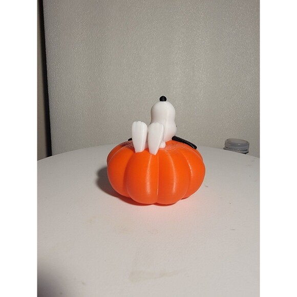 Pumpkin with Snoopy sleeping on top 3d printed - Picture 2 of 7